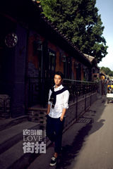 明星爱街拍：黄轩简约街拍 穿梭巷弄淡然随性