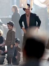 组图：凯特-温斯莱特接班人拍新片 演绎知性美