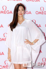 组图：f(x)Sulli刘亚仁权相佑等出席名表展示会