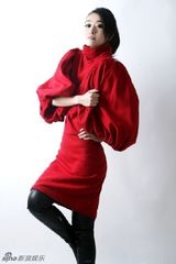 幻灯图：王冰洋拍时尚大片 风格多变显高挑身材