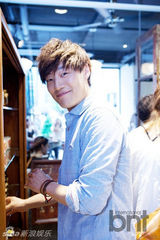 组图：尹施允李玹雨等众韩星为潮牌店站台