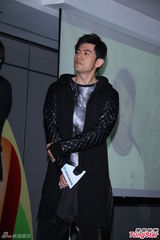 组图：周杰伦献爱心被称叔叔 拍片曾差点坠崖