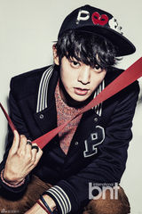 组图：韩歌手郑俊英时尚写真 展休闲绅士风