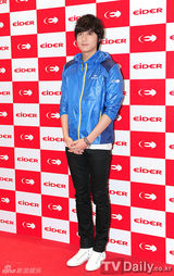 组图：李敏镐休闲装帅气亮相粉丝签名会