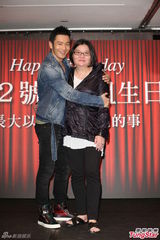 组图：宽姐庆生黄晓明送香吻 生日许愿回乡种田