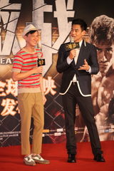 组图：《激战》首映 张家辉与李馨巧欢乐打闹