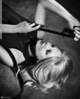 组图：超模艾妮可化身贵妇 穿蕾丝内衣神秘性感