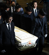 幻灯图：朴龙河灵车抵达火葬场 骨灰将安置京畿道