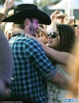 组图:米拉-库尼斯挺孕肚高调逛街 库彻买双人餐