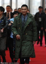 组图：刘德华穿军大衣帅气时尚 引网友围观