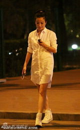 组图：赵薇与友人凌晨觅食 白衫帆布鞋清新十足