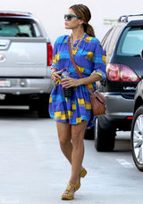 组图：伊娃-门德斯街拍 撞色连衣裙抢眼