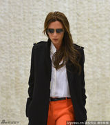 组图：贝嫂维多利亚现身机场 衣着时尚色调抢镜