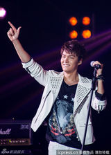 组图：李敏镐上海歌迷会皮衣搭印花T耍帅引尖叫