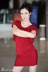 组图：芙蓉姐姐演讲获专人护驾 遭粉丝热情围困