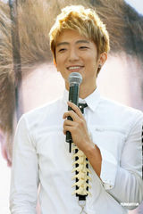 组图：怀秋大方献吻女粉丝 爱纱自曝有暗恋对象