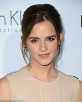 组图：艾玛-沃特森出席时尚典礼 挽起秀发知性妩媚