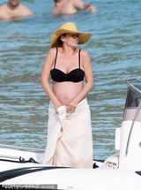 组图：乌玛-瑟曼挺浑圆大肚露天沐浴享受待产假期