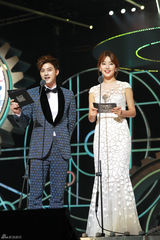 组图：G-DRAGON包揽2013MAMA四奖创佳绩