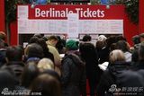 高清组图：柏林电影宫外忙碌不停 工作人员紧张布置
