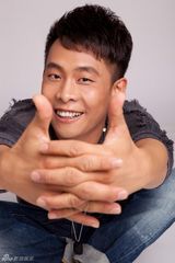 组图：张译写真展露孩子气 温暖笑容亲和力十足