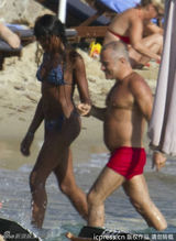 组图：黑珍珠坎贝尔与友人度假 被疑结交新欢