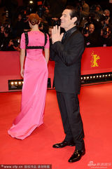 组图：柏林电影节开幕 男星威廉-达福正装现身