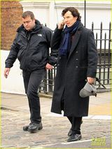 组图：卷福现身《夏洛克》片场标志风衣引围观