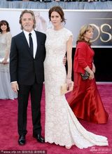 组图：奥斯卡红毯-影星唐-强生携妻子亮相