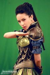 组图：潘霜霜大片性感登场展冷峻气质