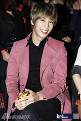 组图：2AMDavichi等明星出席首尔时装秀