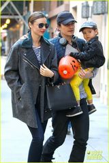 组图：米兰达布鲁姆离婚后勾肩搭背携子外出