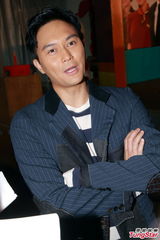 组图：张智霖亮相《冲2》庆功会 吴卓羲显老相