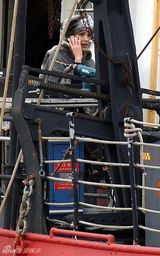 幻灯图集：《特工盐》热拍 朱莉贵妇打扮偷空打电话