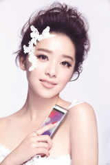 组图：阚清子登杂志封面 笑容甜美若小仙女