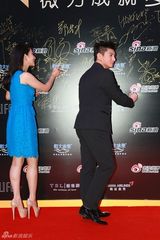 组图：新浪微博之夜红毯 吴奇隆刘思彤挽手入场