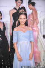 组图：佟丽娅淡蓝长裙亮相 头戴钻冠宛若公主