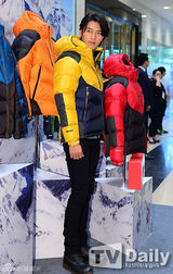 组图：玄彬出席户外品牌活动 穿棉服展迷人微笑