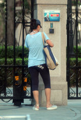 组图：马雅舒挺大肚独自逛超市 路边买水果