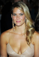 高清图：芭儿-拉法莉吊带礼服亮相米兰时装周