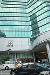 组图：最美奶奶朱玲玲亲自拍孙儿 佣人送脚架