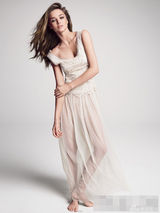 组图：米兰达最新春装大片 秀发飘逸美腿诱人