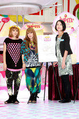 幻灯图：组合Puffy嘻哈装扮出场 大爱港式菠萝包