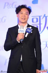 组图：陈奕迅个唱门票秒杀 与童星 乔 乔 比鬼脸