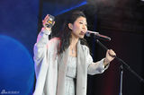 组图：2013微博之夜曲婉婷献唱新歌