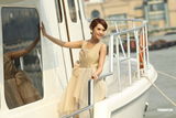 组图：杨丞琳游艇上宣传新碟 粉嫩装扮如甜美公主