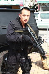 组图：马德钟为《飞虎》拍宣传片 罗仲谦险受伤