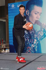 组图：周柏豪举行签唱会 包粽子手忙脚乱