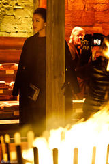 组图：周迅黑色皮衣套装爱丁堡看秀