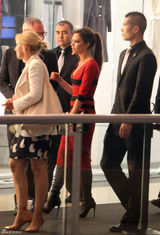 高清组图：维多利亚街拍 紧身红裙搭配黑色手包